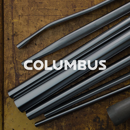 Logo Columbus su una fotografia di tubi in acciao ad alta tecnologia per biciclette da corsa.
