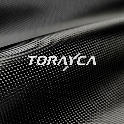 Logo Torayca appliqué sur la fibre de carbone.