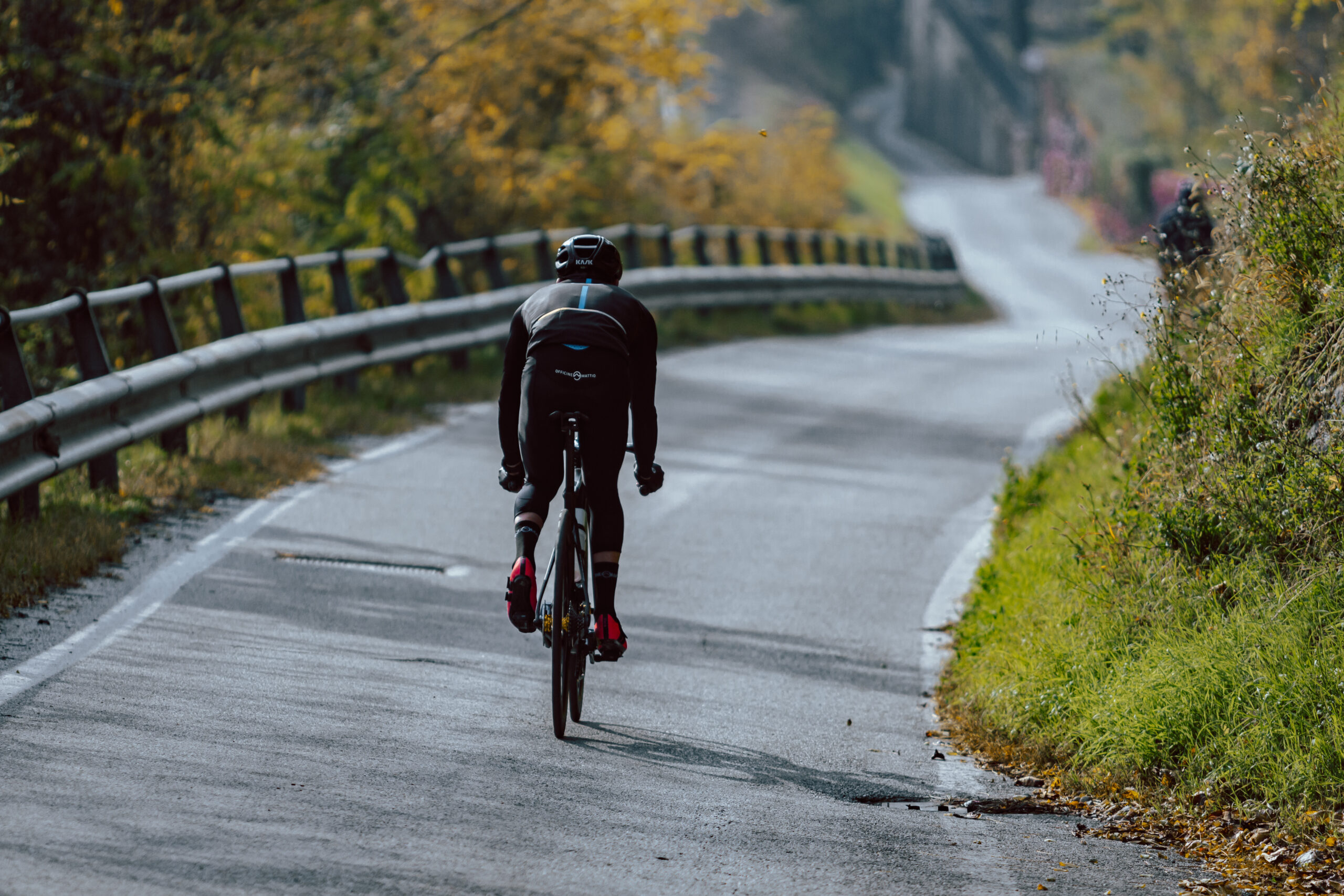 Fotografia ambientata di un ciclista su una bicicletta Lemma 2.0 Officine Mattio pedalata su strada
