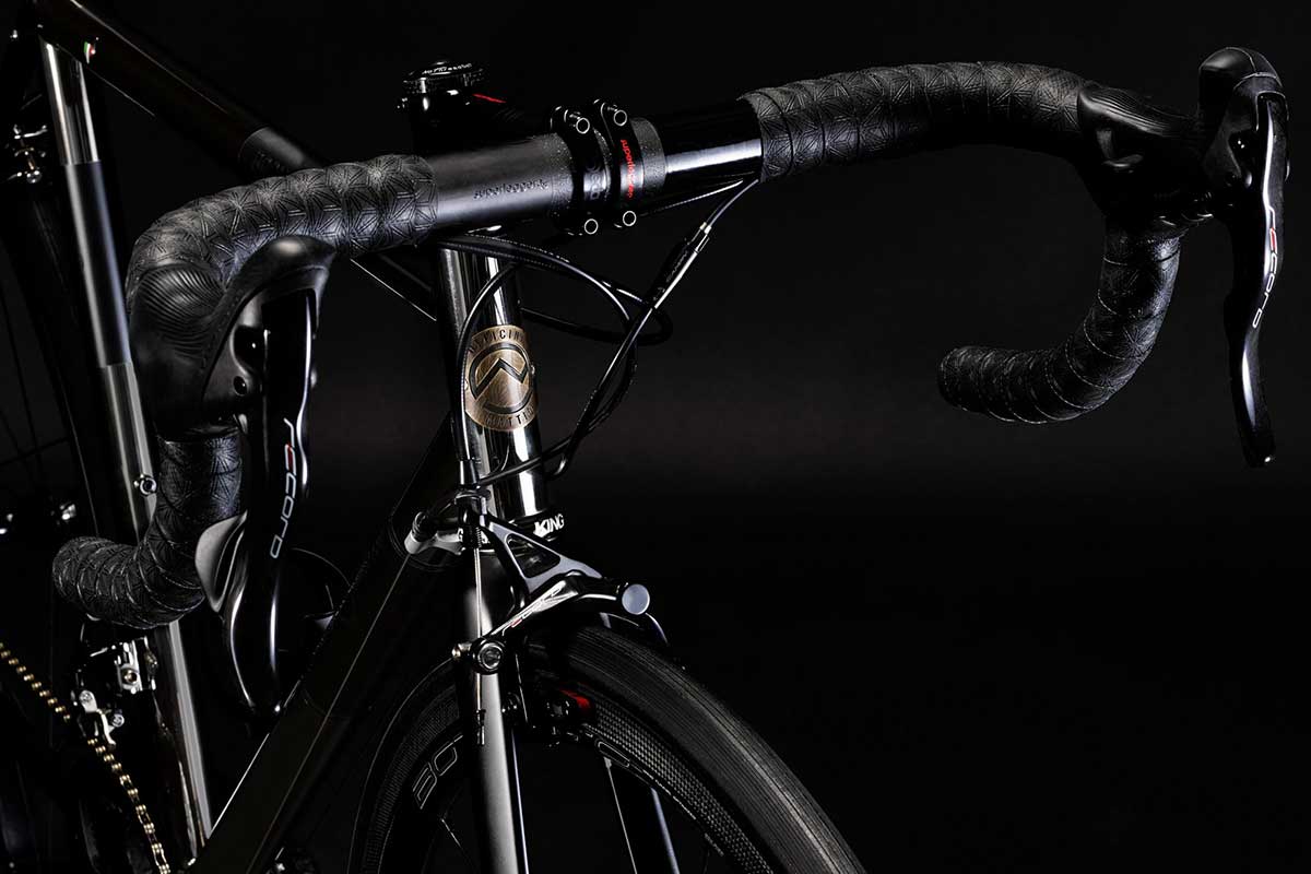 Bicicletta Officine Mattio modello BRONDELLO CLASSIC, telai in acciaio, fotografia dettaglio manubrio con logo OM