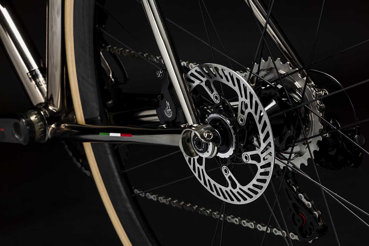 Bicicletta Officine Mattio modello BRONDELLO DISC in acciaio, sofisticata e raffinata, fotografia dettaglio freni a disco