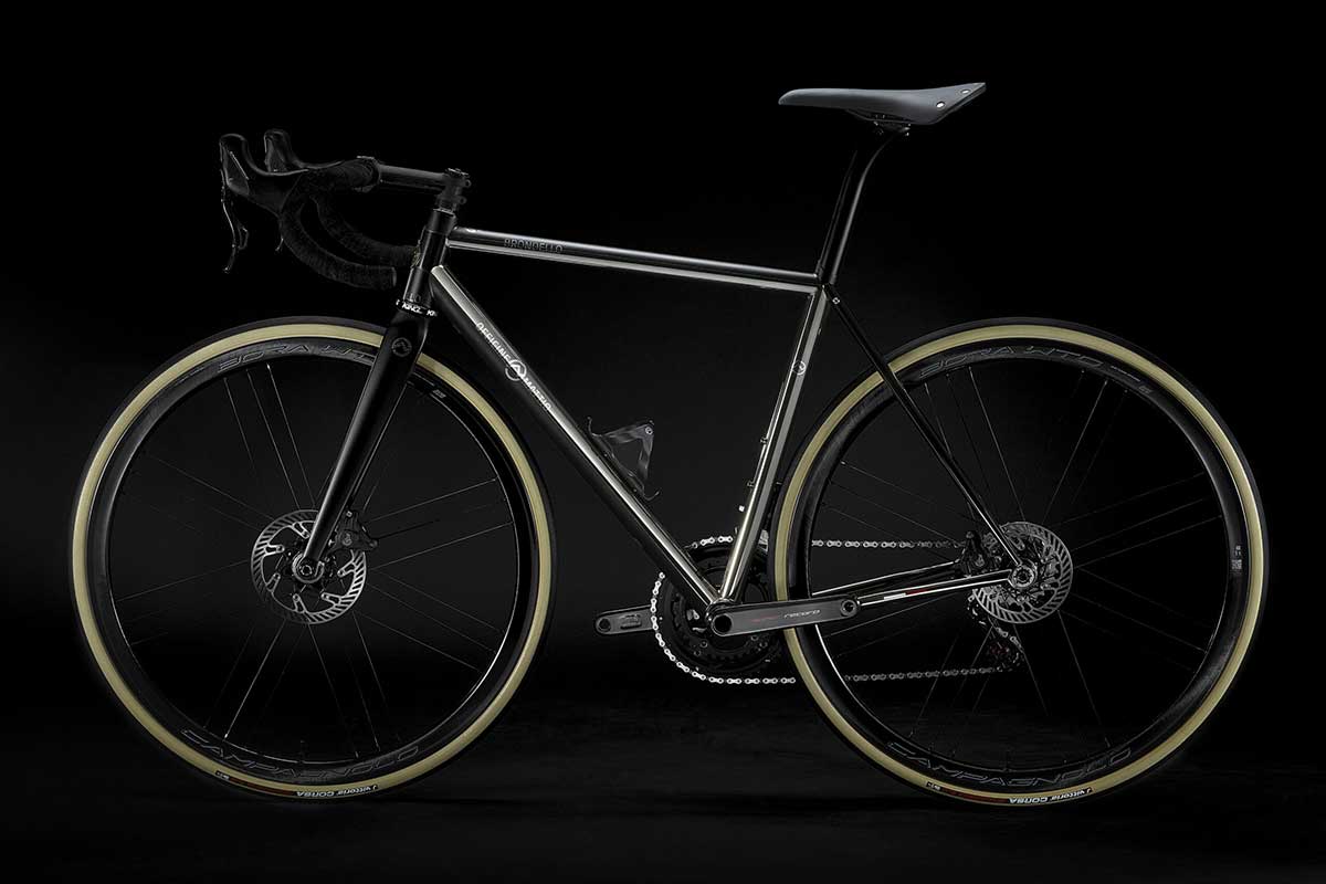 Bicicletta Officine Mattio modello BRONDELLO DISC in acciaio, sofisticata e raffinata, fotografia dettaglio laterale