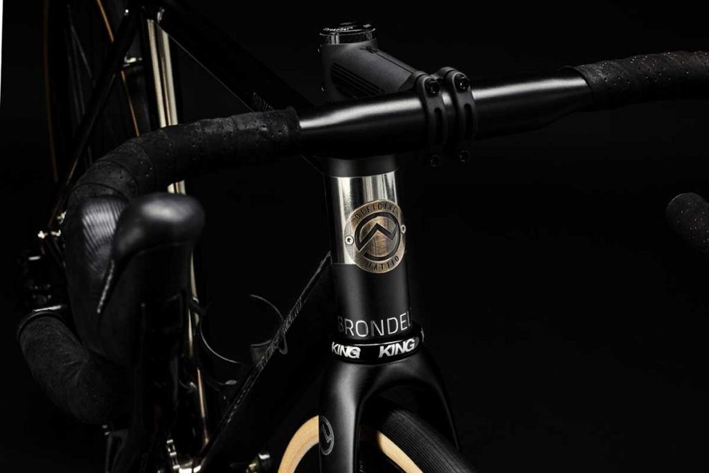 Bicicletta Officine Mattio modello BRONDELLO DISC in acciaio, sofisticata e raffinata, fotografia dettaglio manubrio e logo OM