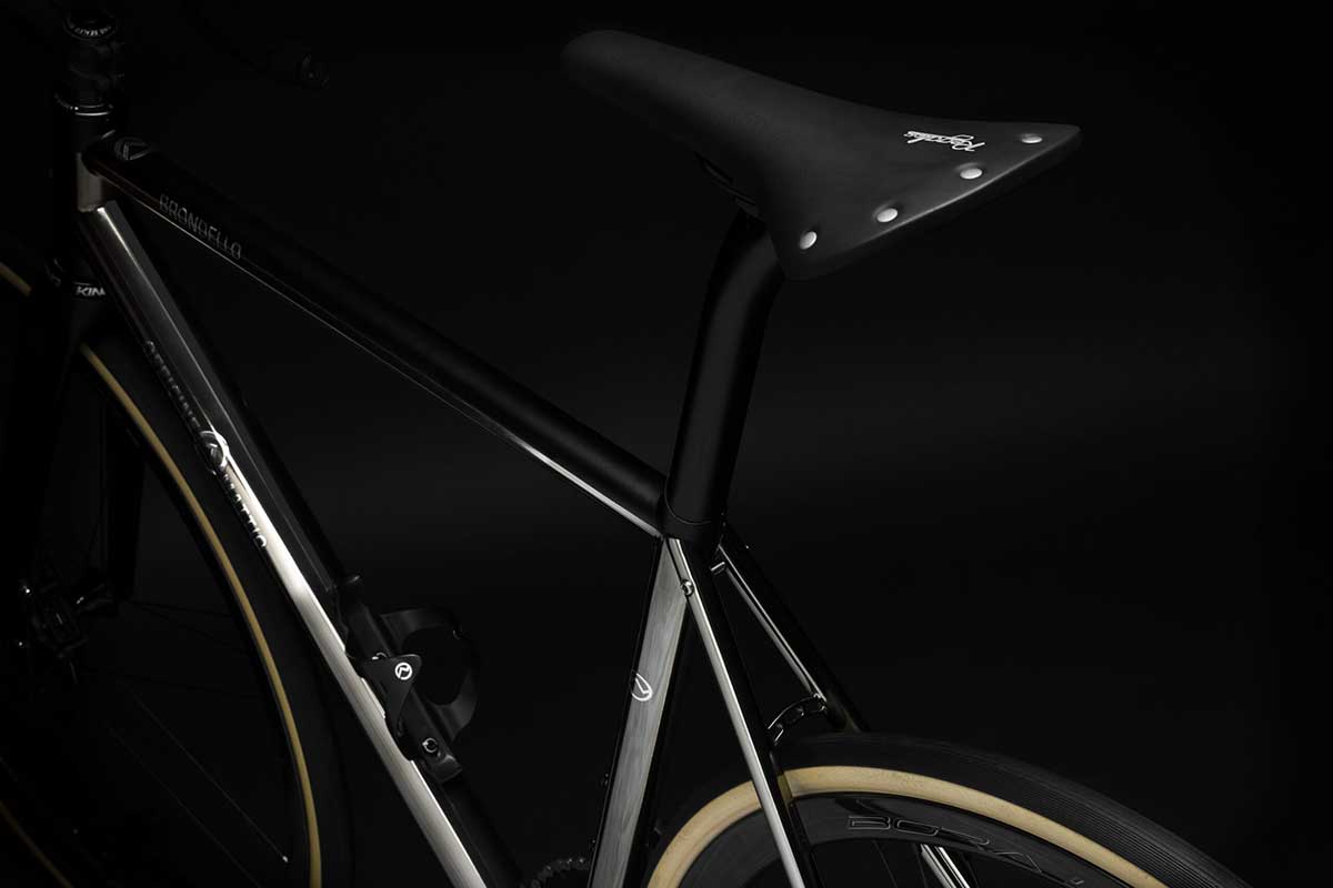 Bicicletta Officine Mattio modello BRONDELLO DISC in acciaio, sofisticata e raffinata, fotografia dettaglio sella