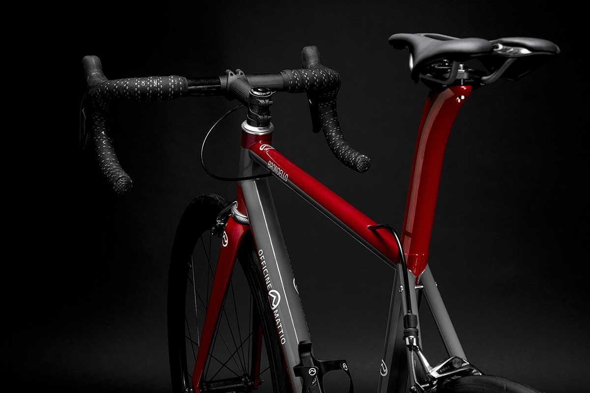Bicicletta Officine Mattio modello BRONDELLO OVERSIZE, telaio in acciaio dall'artigianalità italiana, fotografia dettaglio di sella, manubrio e telaio