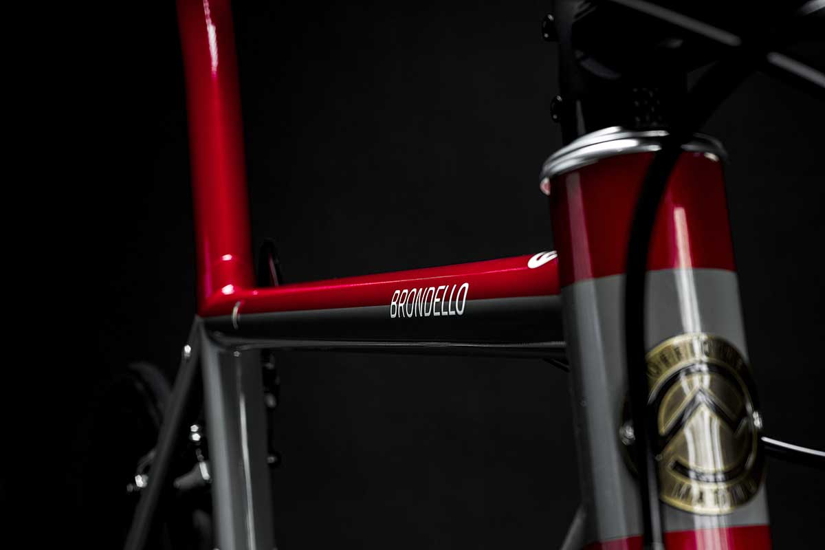 Bicicletta Officine Mattio modello BRONDELLO OVERSIZE, telaio in acciaio dall'artigianalità italiana, fotografia dettaglio telaio e logo BRONDELLO