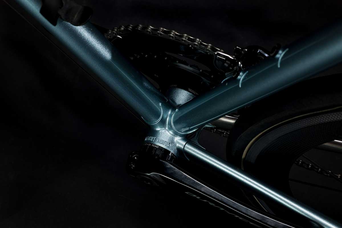 Bicicletta Officine Mattio modello CLASISCA, telaio in acciaio, passione e attualità, fotografia dettaglio corona e telaio