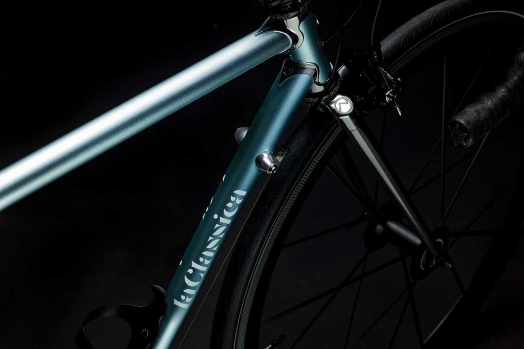 Bicicletta Officine Mattio modello CLASISCA, telaio in acciaio, passione e attualità, fotografia dettaglio telaio e logo OM