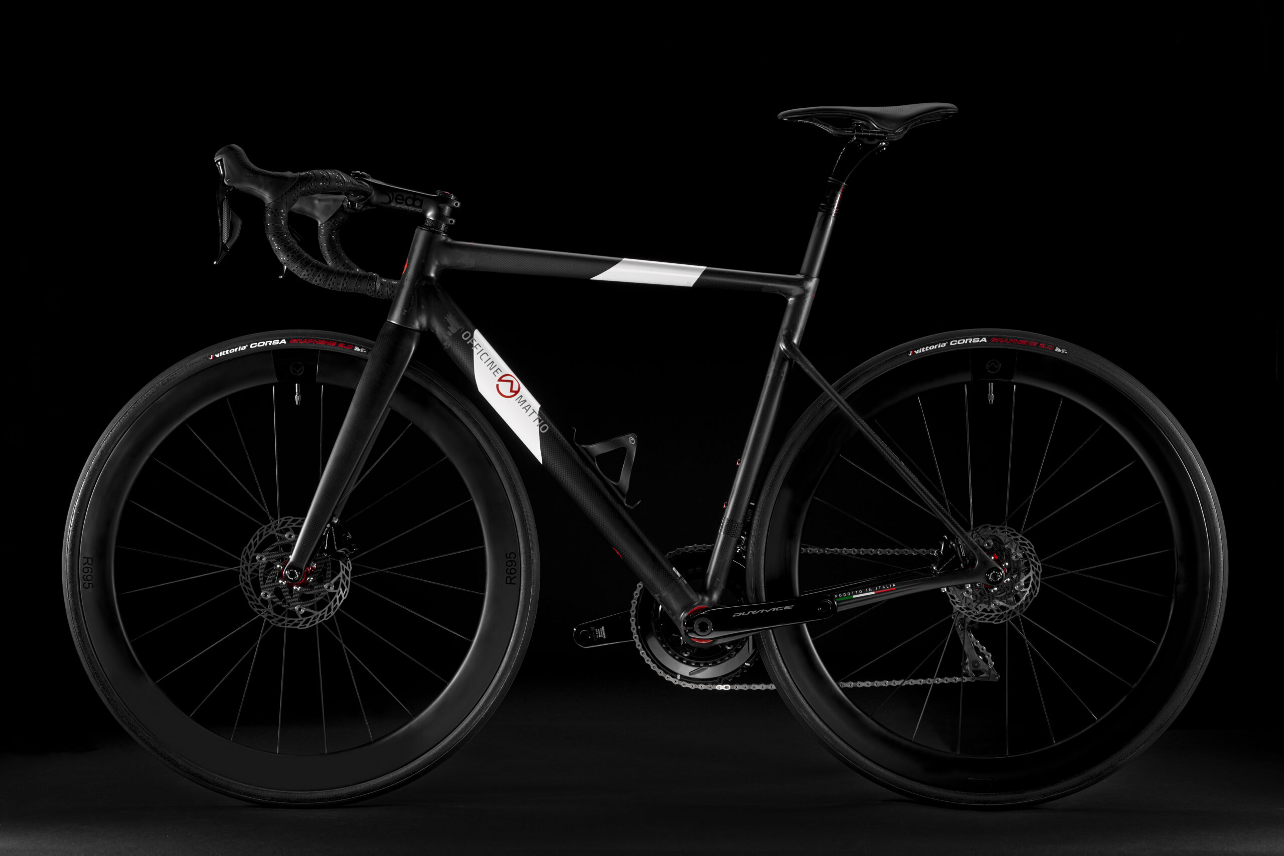 Rispesa laterale della bicicletta Officine Mattio modello Lemma 2.0 colorazione nero e bianco