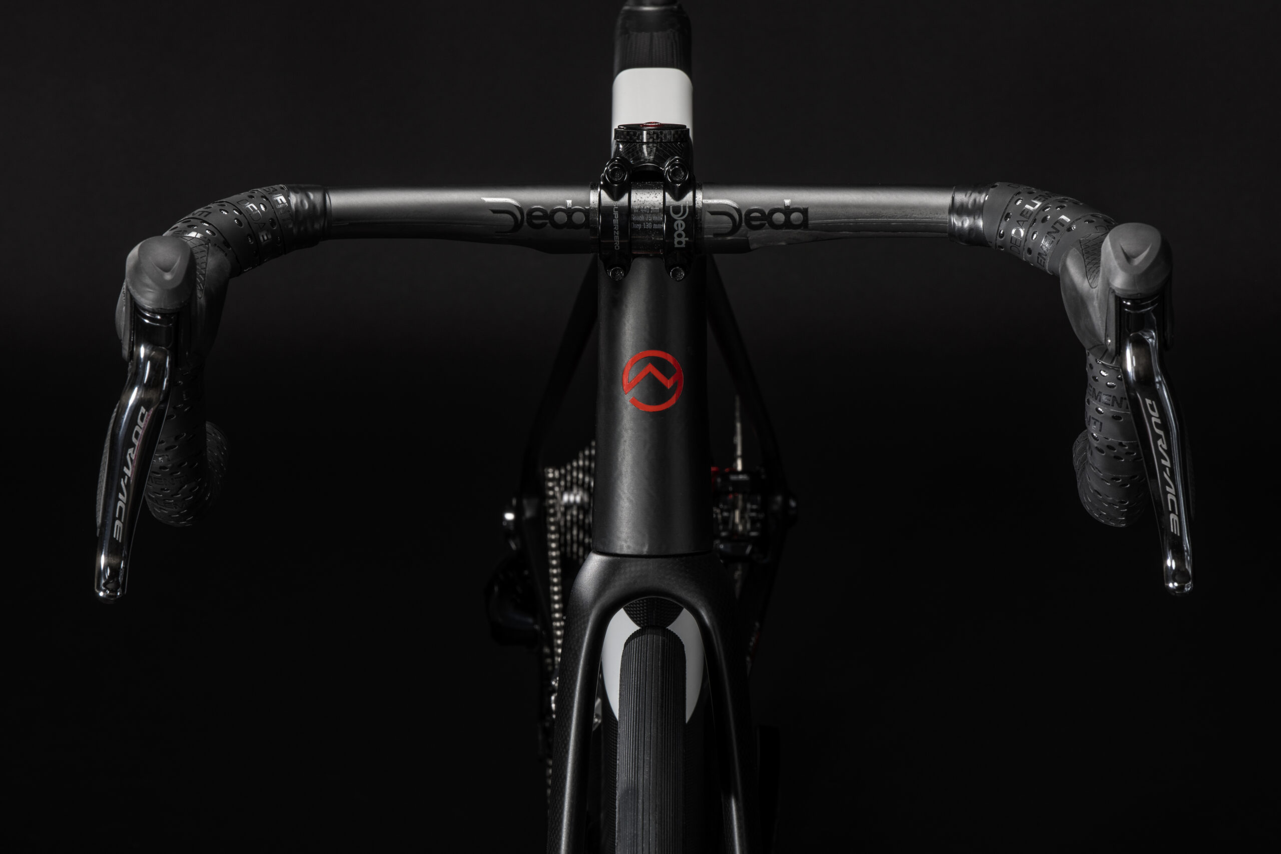 Rispesa frontale della bicicletta Officine Mattio modello Lemma 2.0 colorazione nero e bianco