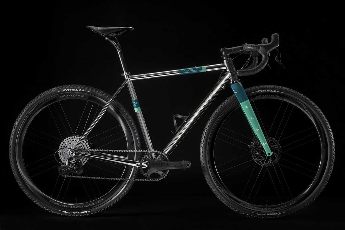 Bicicletta Officine Mattio modello SANTIAGO AC, Gravel in acciaio con geometrie adatte al ciclocross, fotografia dettaglio laterale