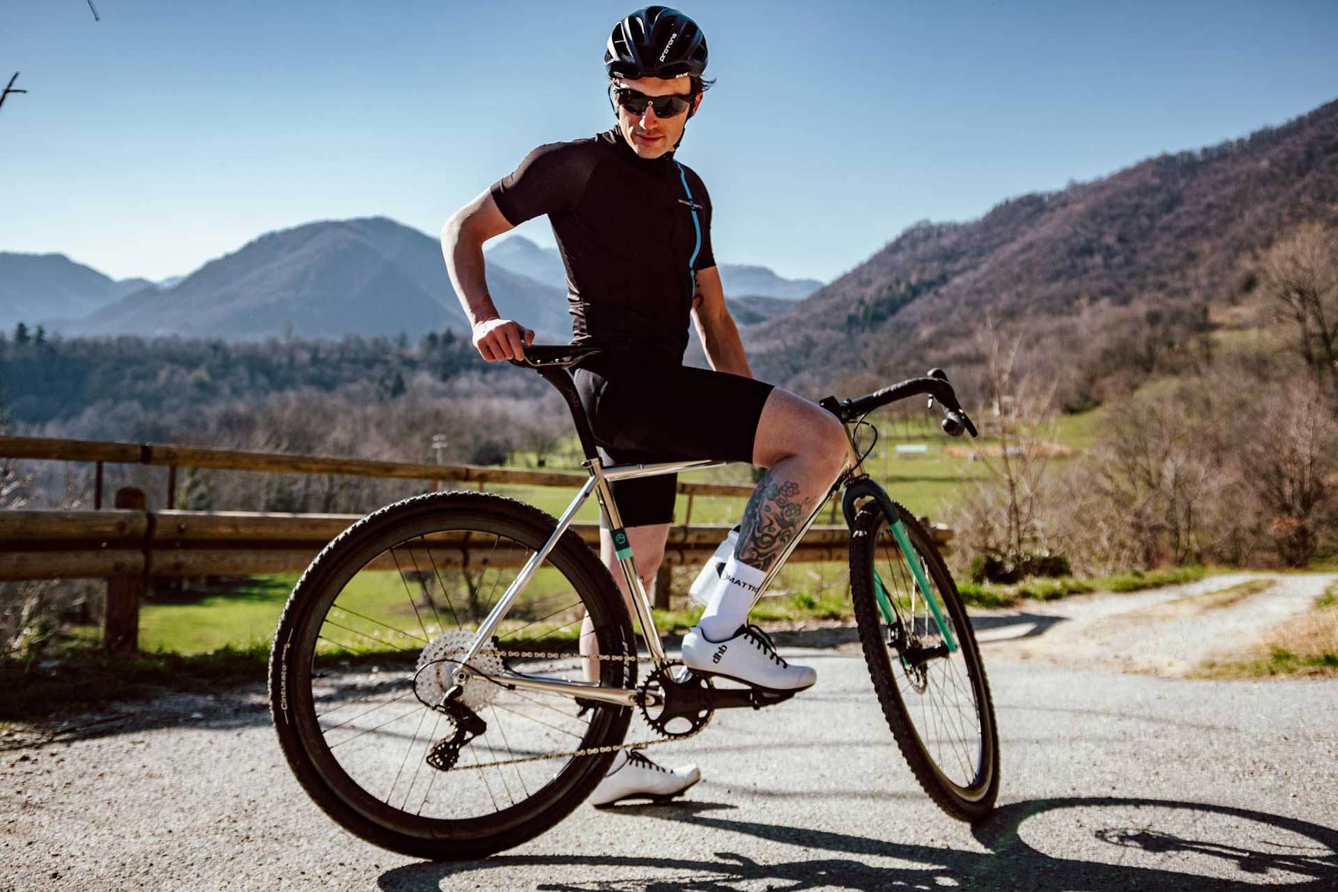 Bicicletta Officine Mattio modello SANTIAGO AC, Gravel in acciaio con geometrie adatte al ciclocross, produzione made in italy ambientata 01