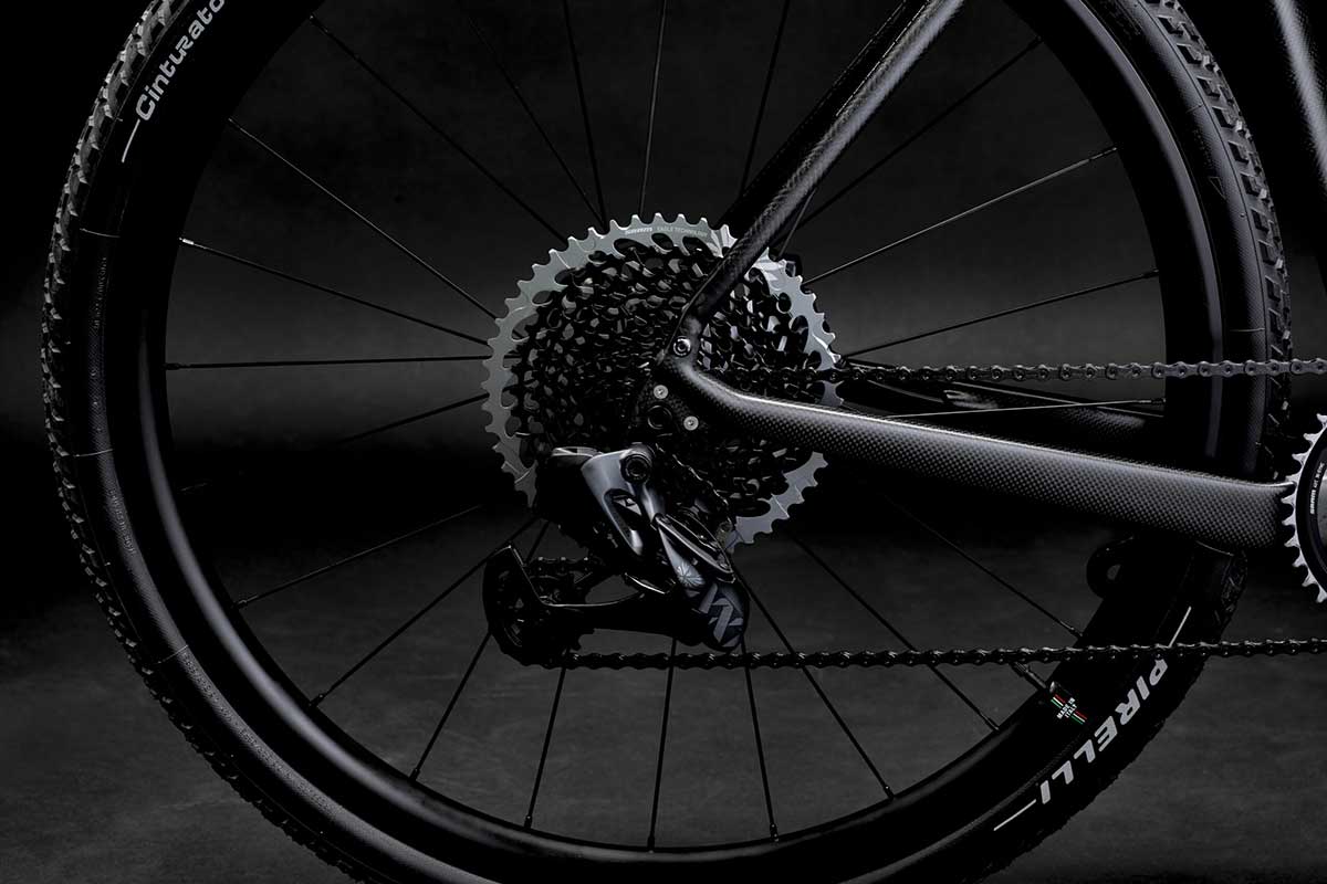 Bicicletta Officine Mattio modello SANTIAGO C colori nero, blu e azzurro, super leggera e maneggevole, in fibra di carbonio fotografia dettaglio telaio