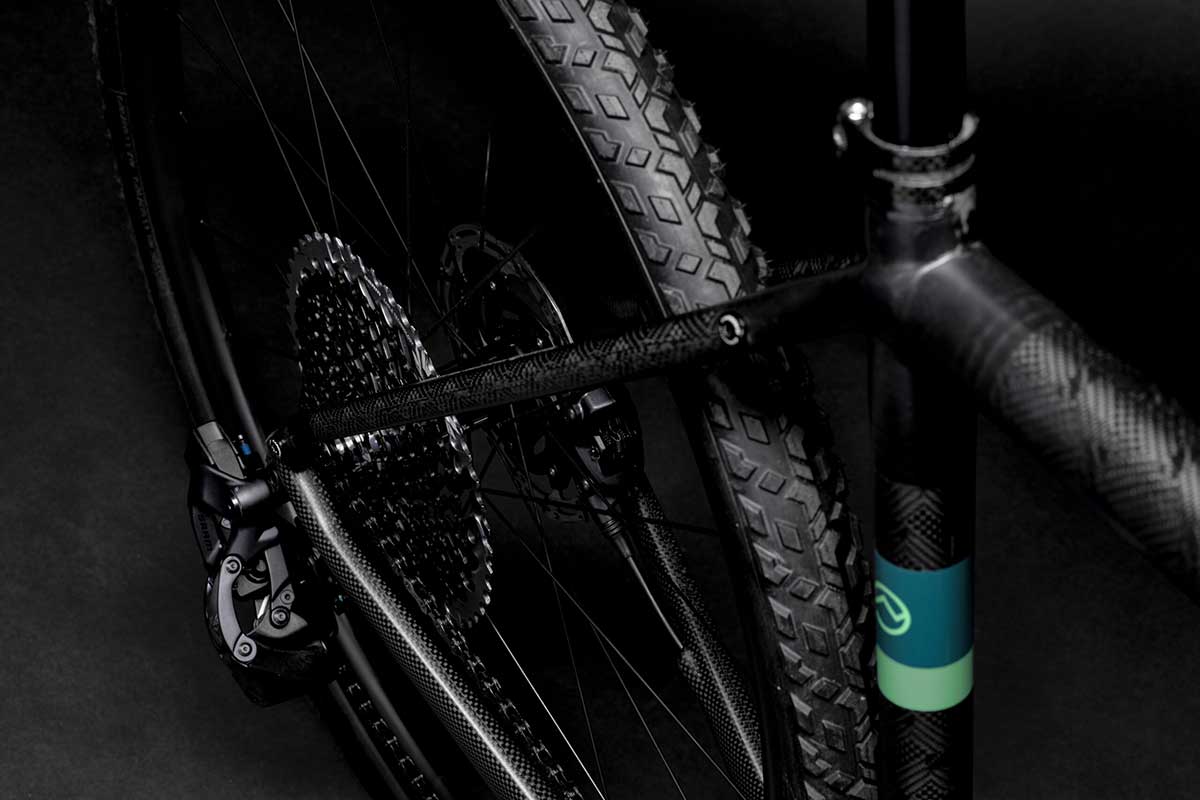 Bicicletta Officine Mattio modello SANTIAGO C colori nero, blu e azzurro, super leggera e maneggevole, in fibra di carbonio fotografia dettaglio corona e telaio