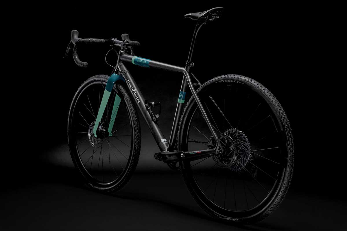 Bicicletta Officine Mattio modello SANTIAGO C colori nero, blu e azzurro, super leggera e maneggevole, in fibra di carbonio fotografia dettaglio corona