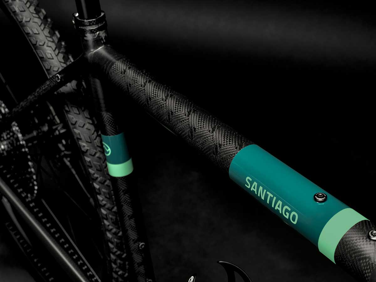 Bicicletta Officine Mattio modello SANTIAGO C colori nero, blu e azzurro, super leggera e maneggevole, in fibra di carbonio fotografia dettaglio laterale