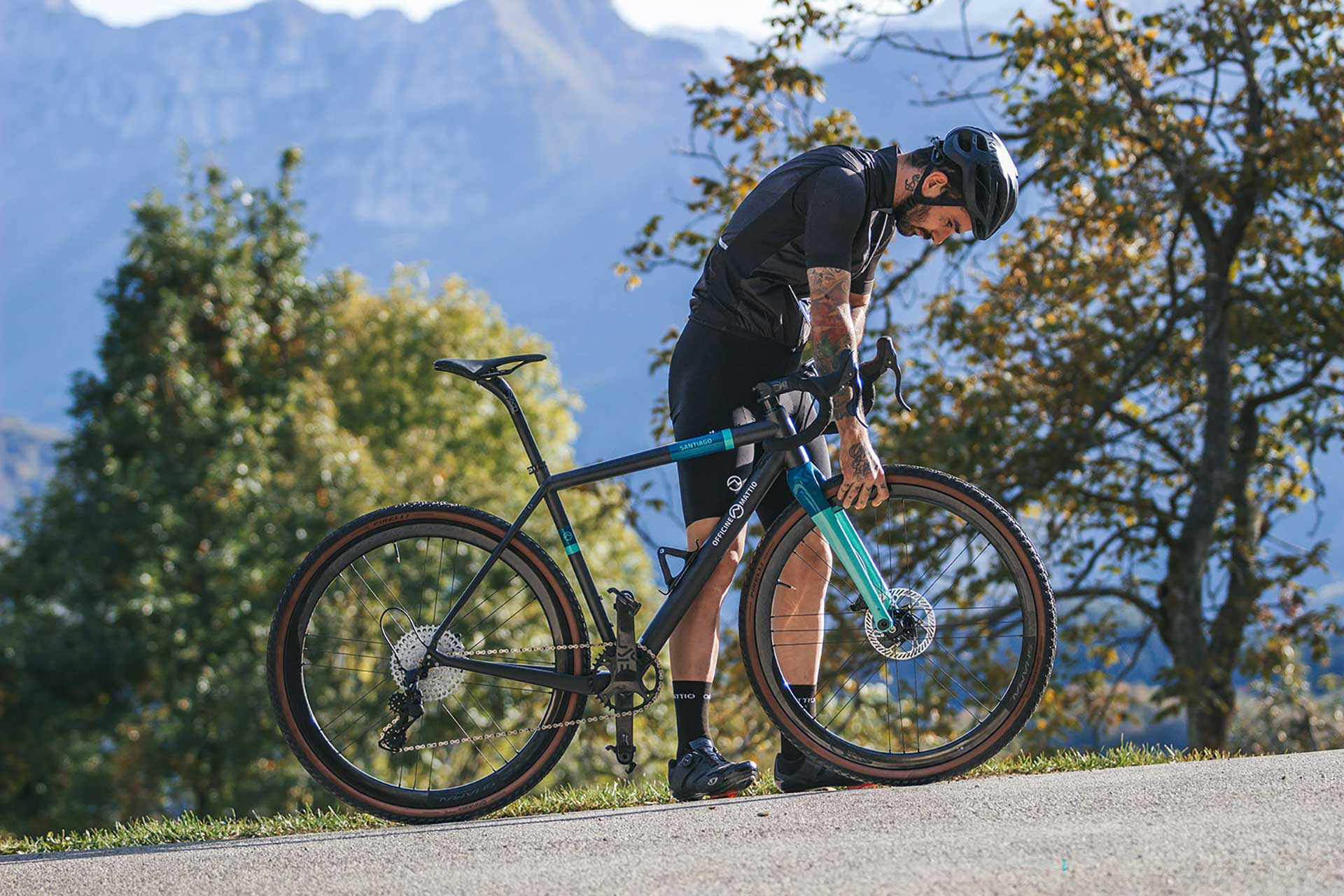 Bicicletta Officine Mattio modello SANTIAGO C colori nero, blu e azzurro, super leggera e maneggevole, in fibra di carbonio produzione made in italy ambientata 01