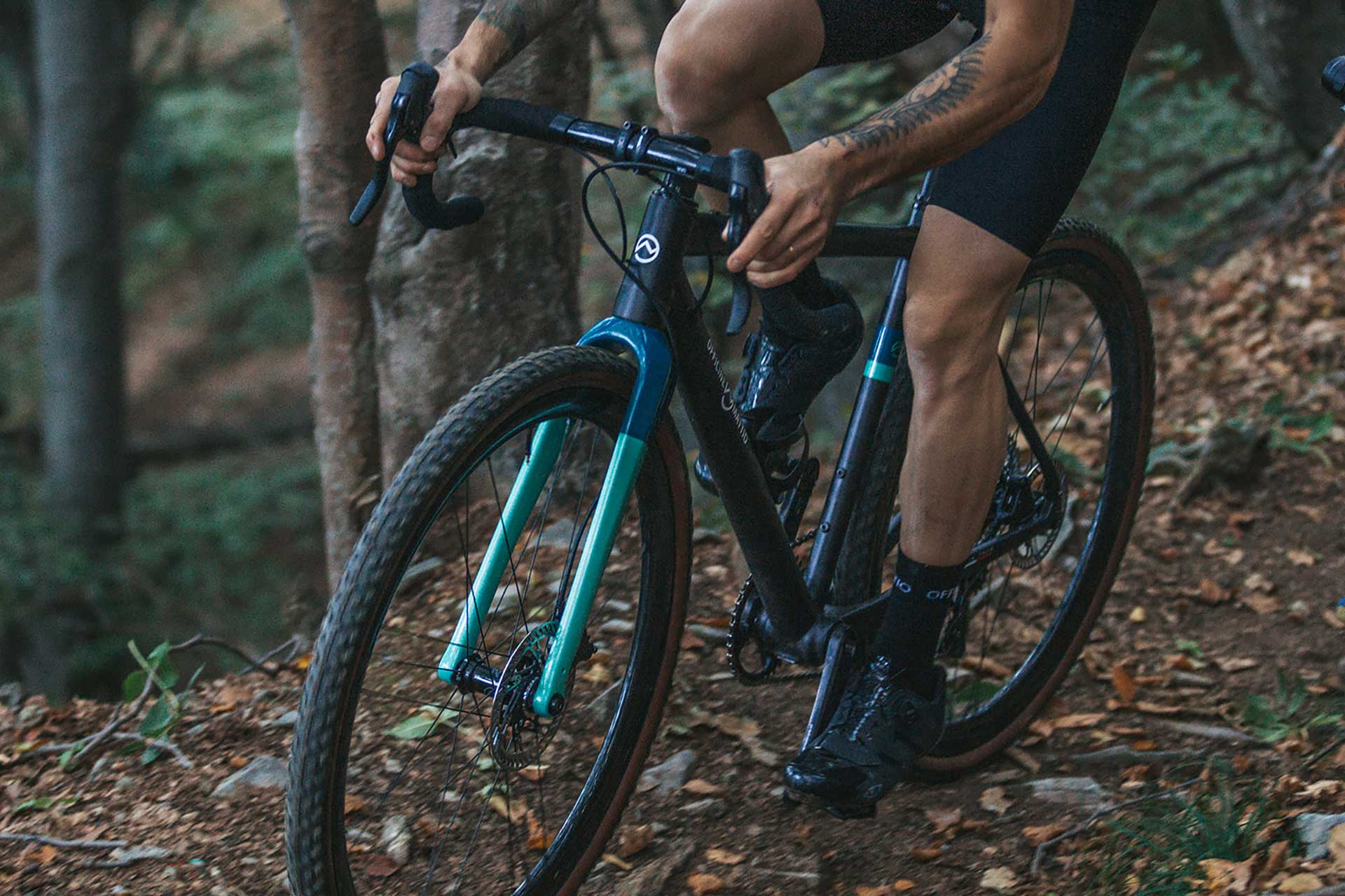 Bicicletta Officine Mattio modello SANTIAGO C colori nero, blu e azzurro, super leggera e maneggevole, in fibra di carbonio produzione made in italy ambientata 03