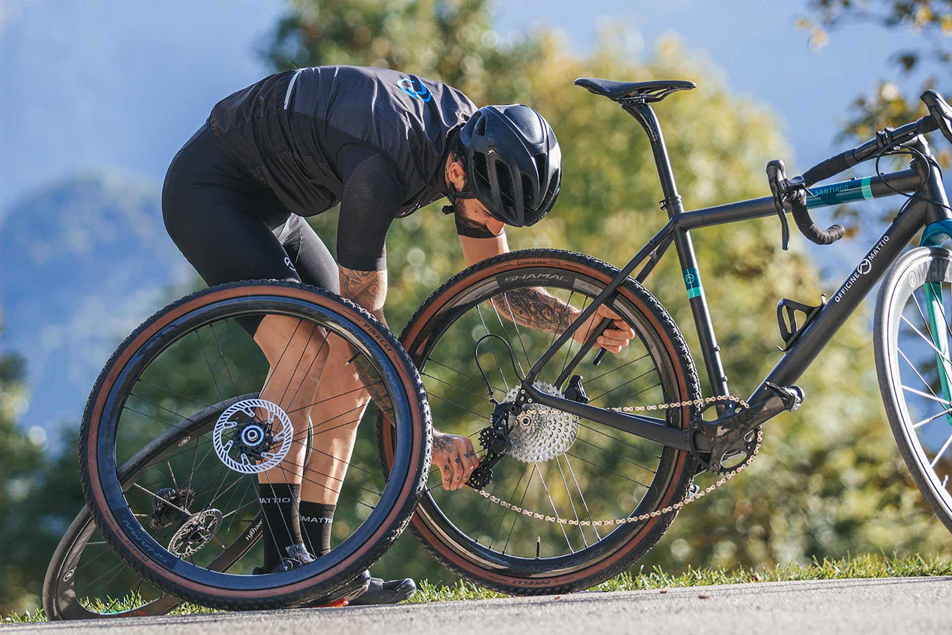 Bicicletta Officine Mattio modello SANTIAGO C colori nero, blu e azzurro, super leggera e maneggevole, in fibra di carbonio produzione made in italy ambientata 06