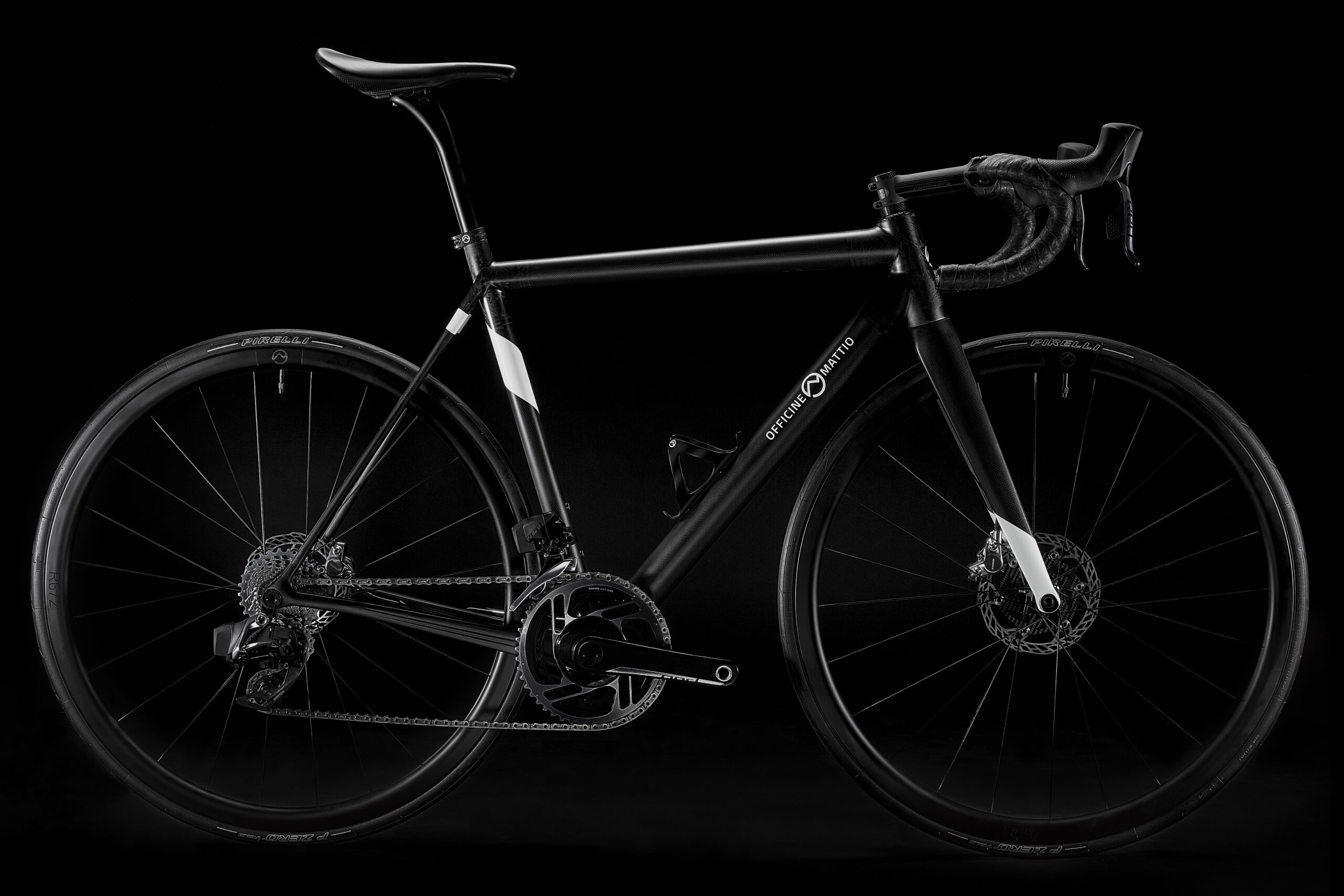 Bicicletta Officine Mattio modello SL DISC, produzione made in italy in fibra di carbonio, fotografia dettaglio laterale