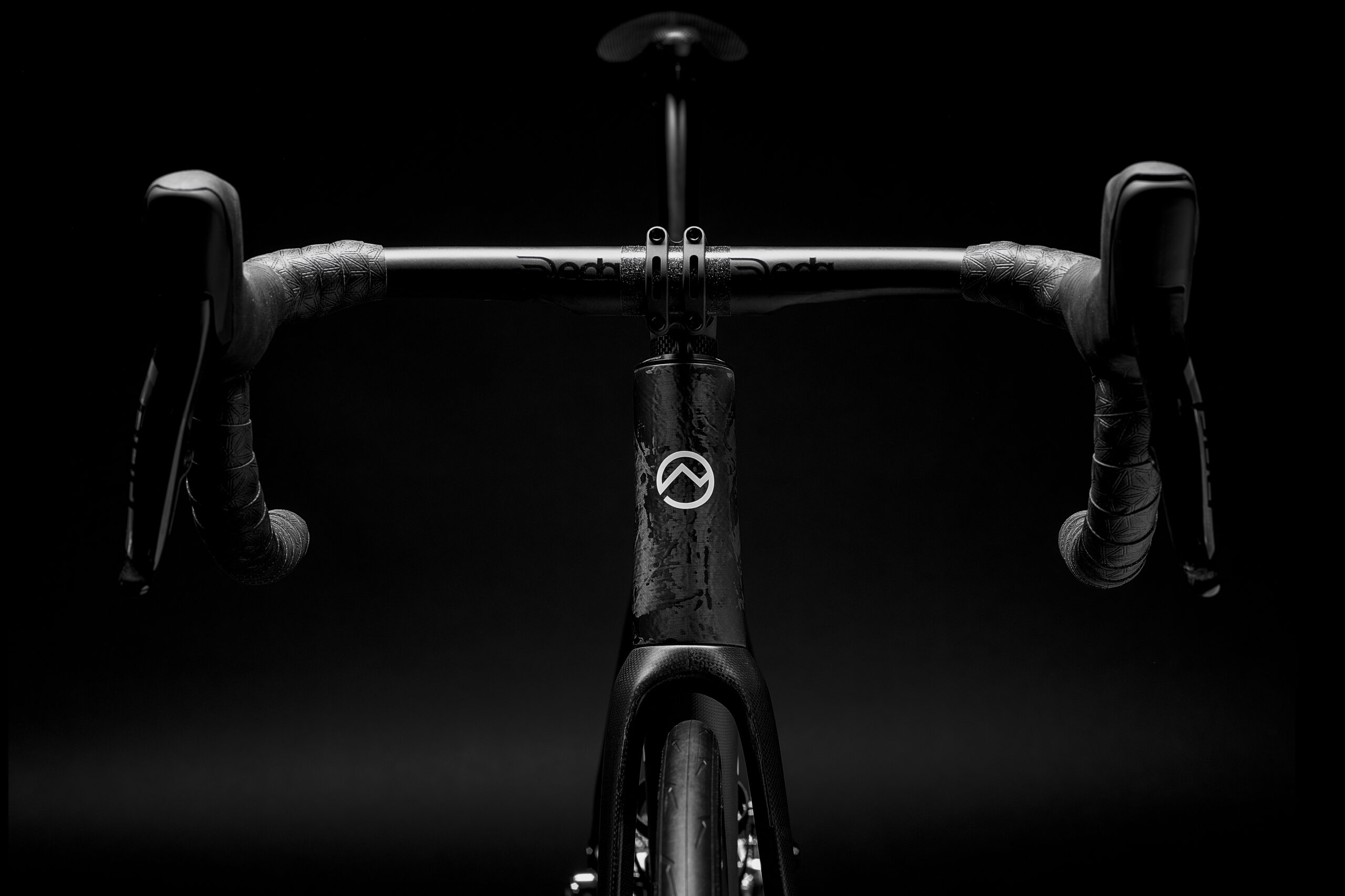 Bicicletta Officine Mattio modello SL DISC, produzione made in italy in fibra di carbonio fotografia dettaglio manubrio fibra di carbonio