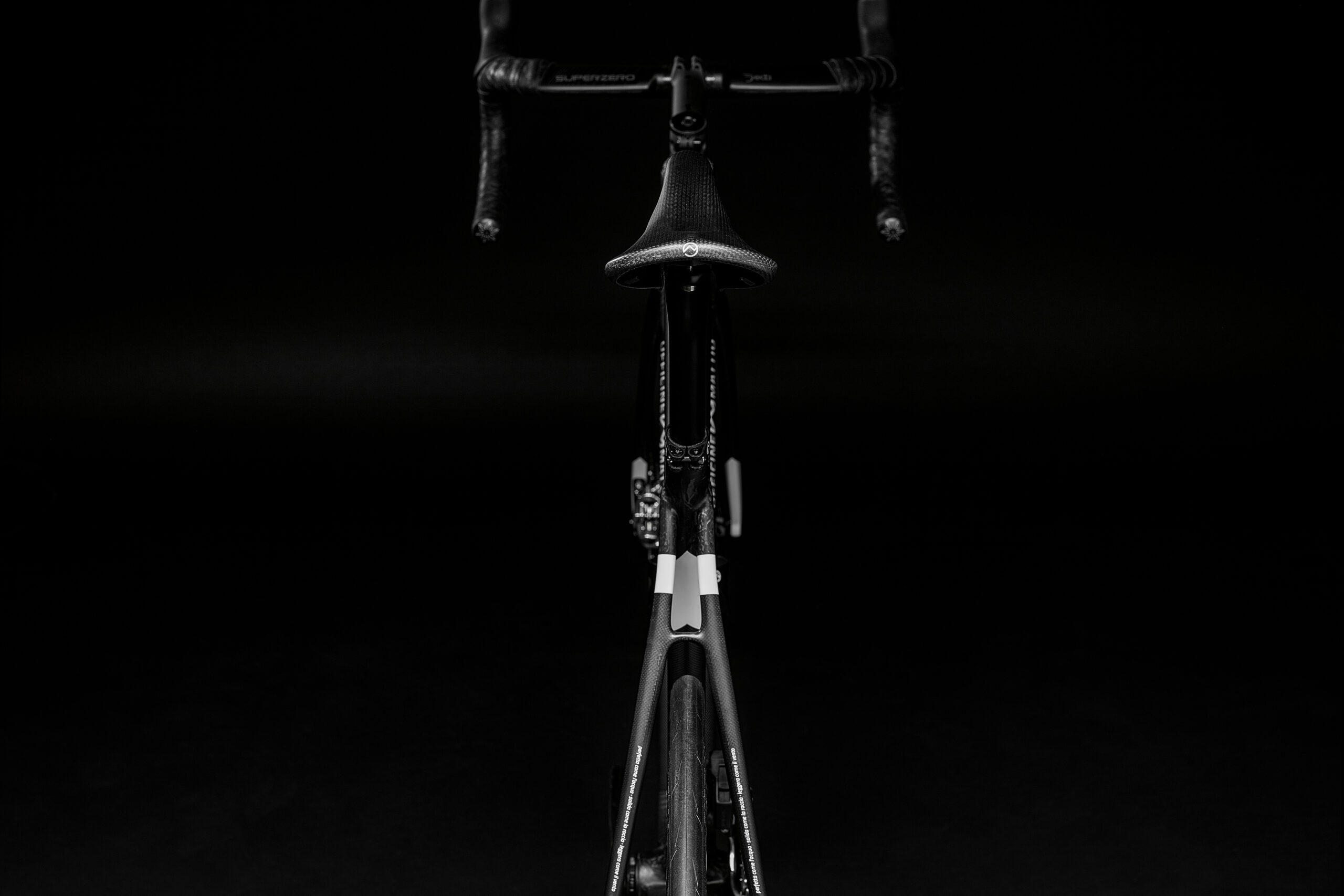 Bicicletta Officine Mattio modello SL DISC, produzione made in italy in fibra di carbonio, fotografia dettaglio sella
