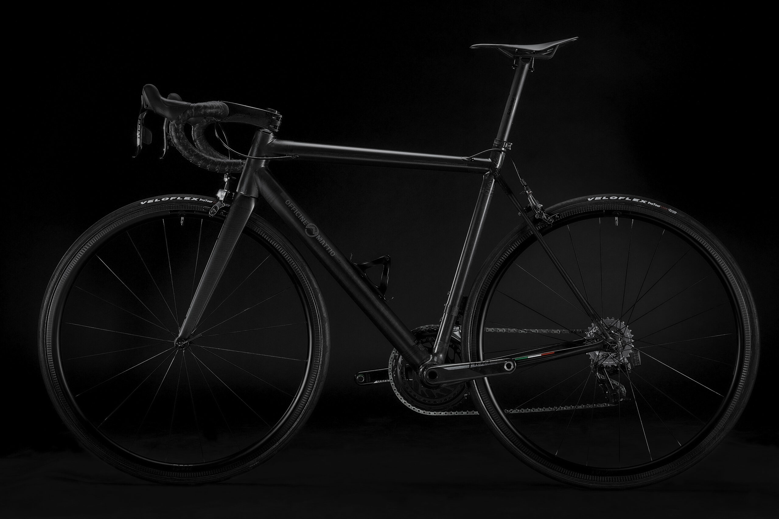 Bicicletta Officine Mattio modello SL in fibra di carbonio, produzione made in italy fotografia dettaglio laterale 01