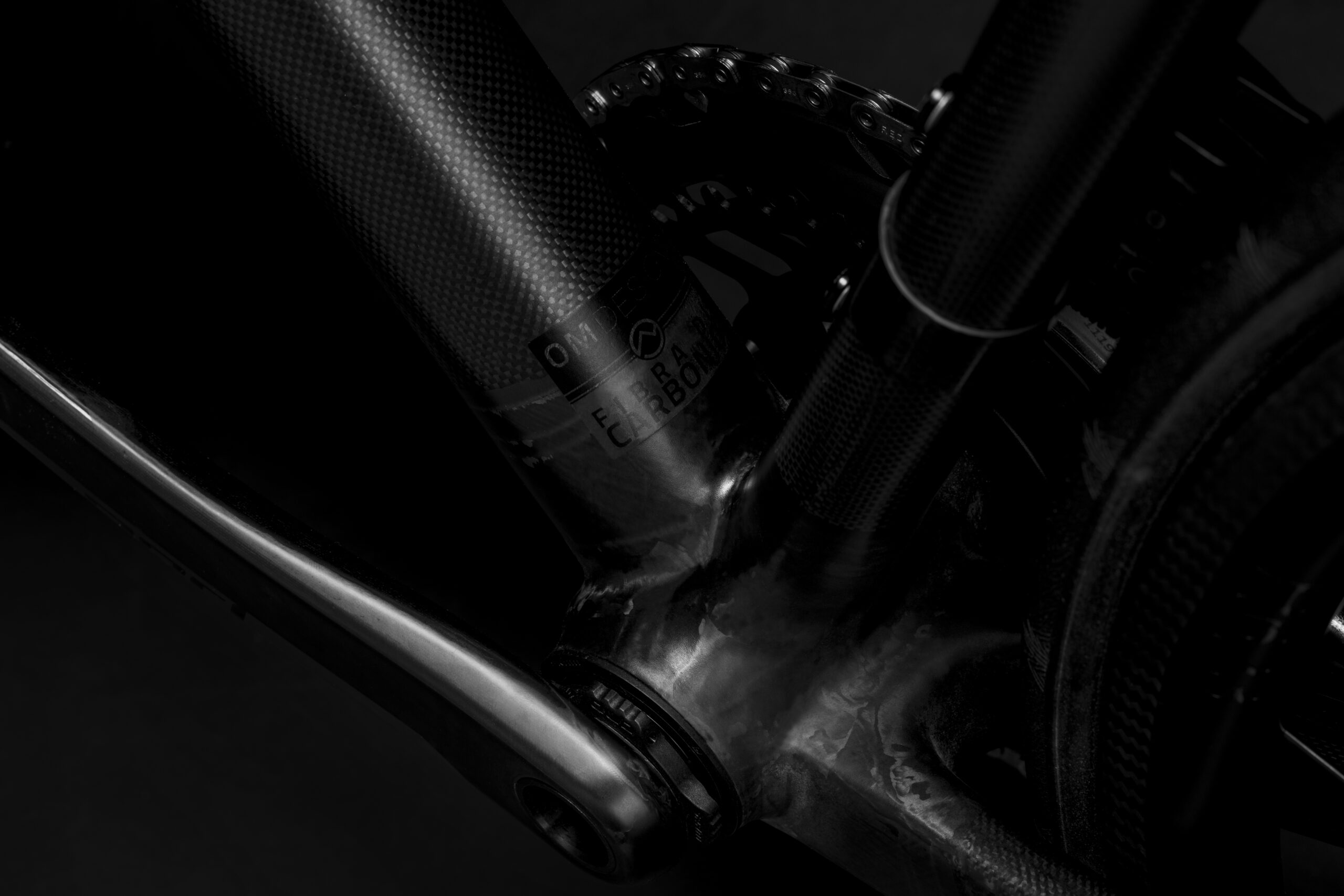 Bicicletta Officine Mattio modello SL, produzione made in italy fotografia dettaglio logo fibra di carbonio
