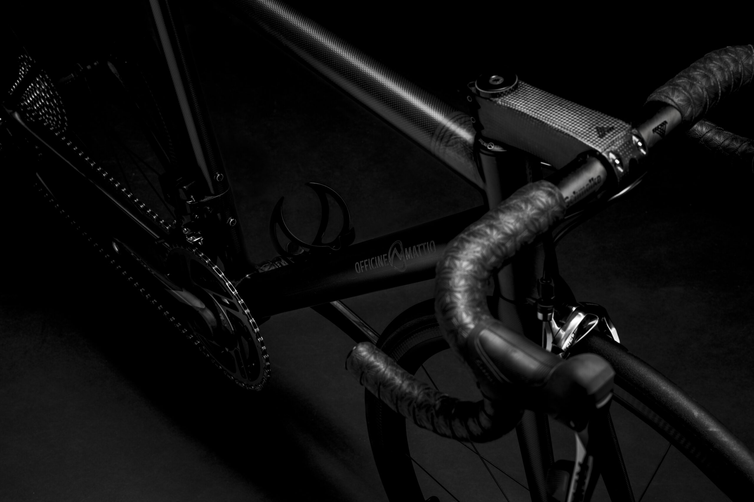 Bicicletta Officine Mattio modello SL, produzione made in italy fotografia dettaglio manubrio e telaio fibra di carbonio