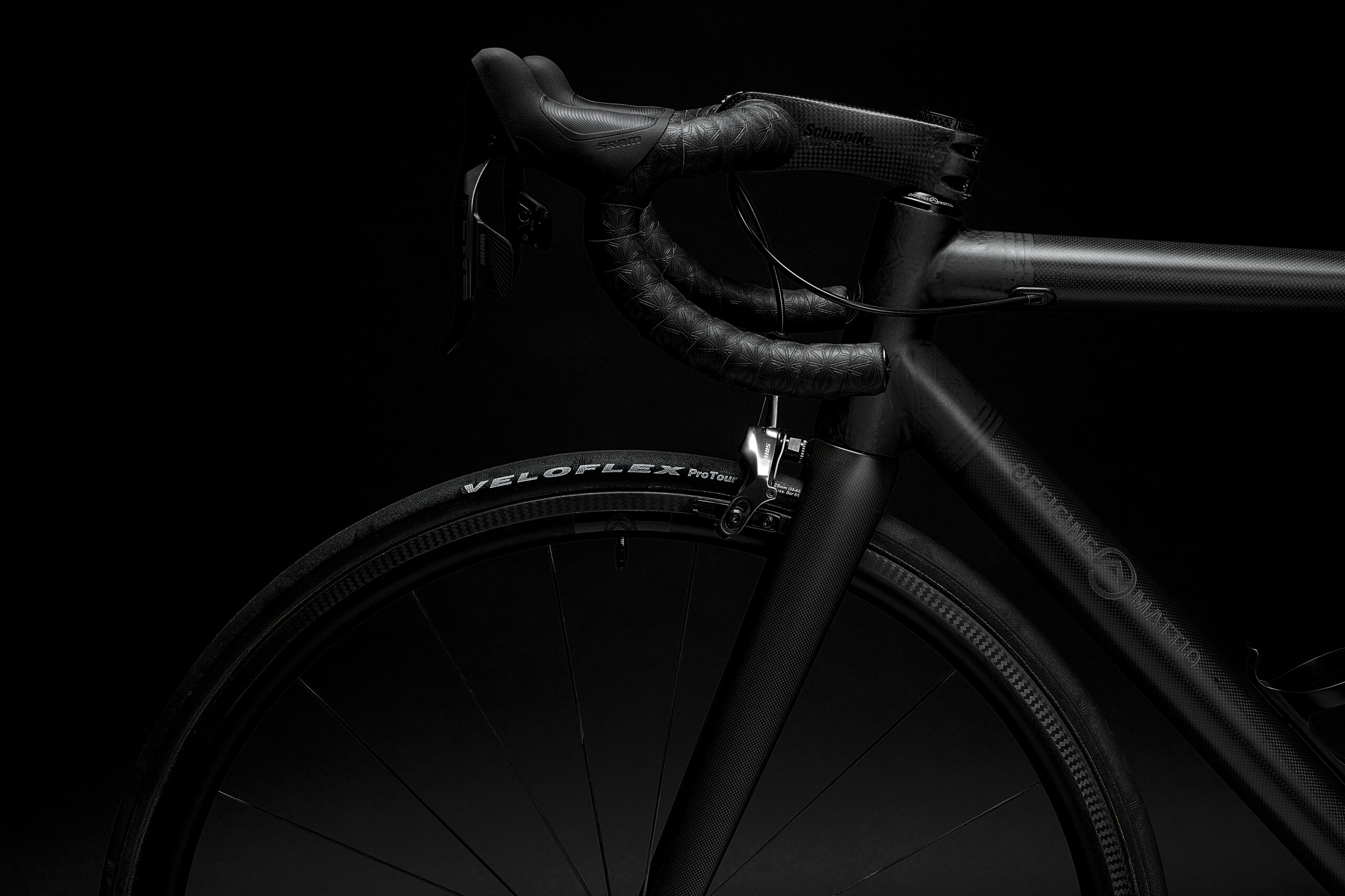 Bicicletta Officine Mattio modello SL in fibra di carbonio, produzione made in italy fotografia dettaglio manubrio