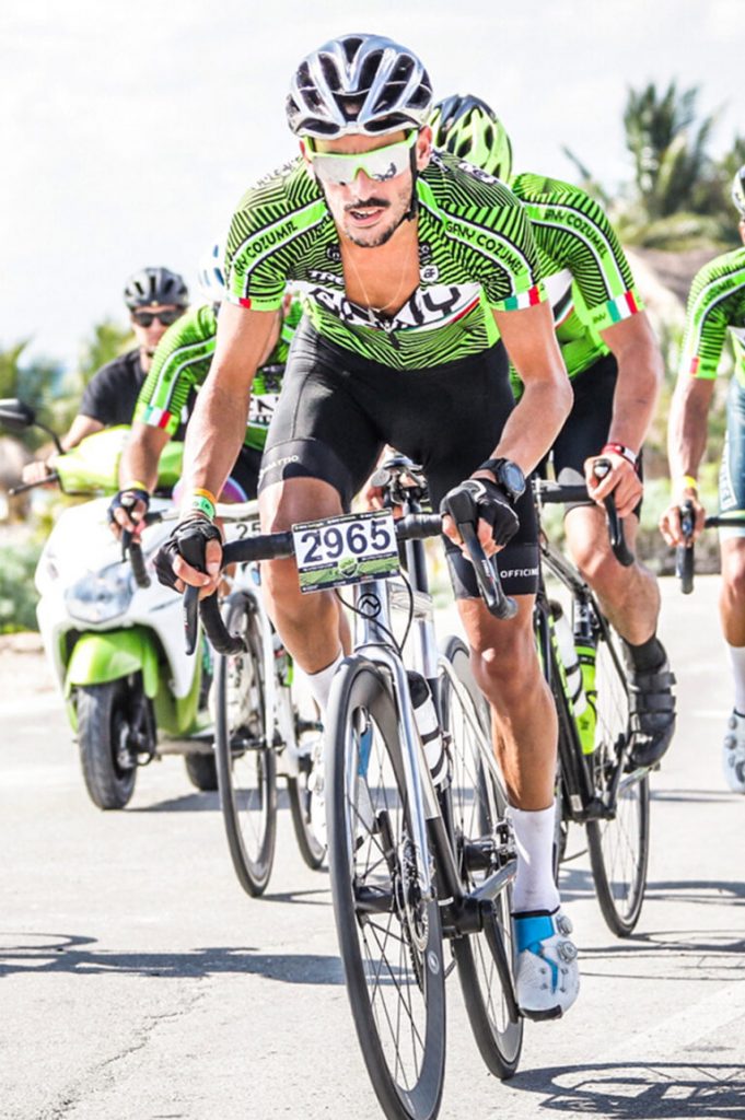 Fotografia competizione ciclistica granfondo, con bicicletta firmata Officine Mattio