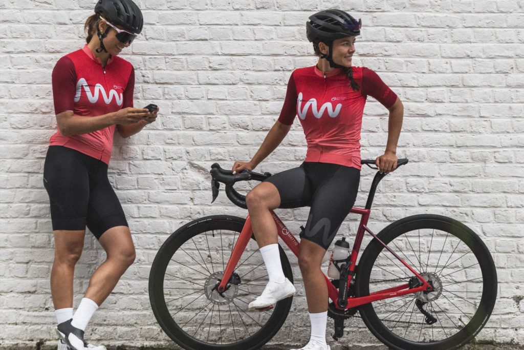 Vêtements et gourdes personnalisés par Officine Mattio en collaboration avec le club cycliste WMNride.