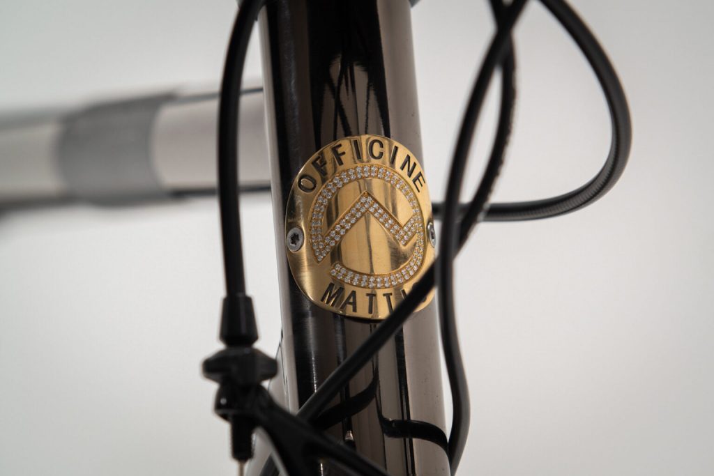 Le vélo Officine Mattio modèle Brondello, personnalisation avec blason en or Diamanti Edition