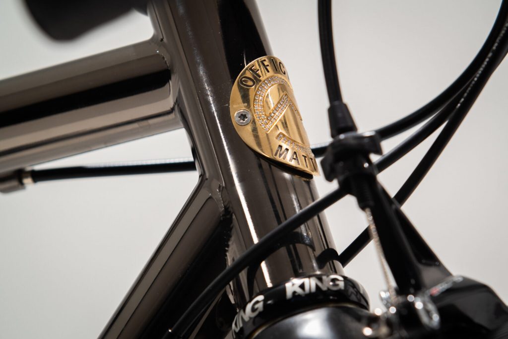 Particolare bicicletta Officine Mattio modello Brondello, personalizzazione con stemma dorato Diamanti Edition