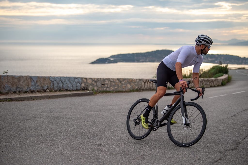Ciclista con bicicletta Officine Mattio ruote con freni a disco in carbonio