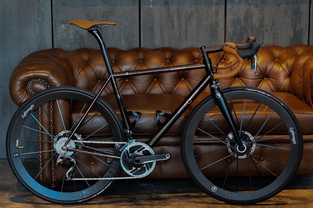 Bicicletta Officine Mattio, modello Brondello con telaio custom e personalizzazione grafica su sella e verniciatura del telaio in acciaio