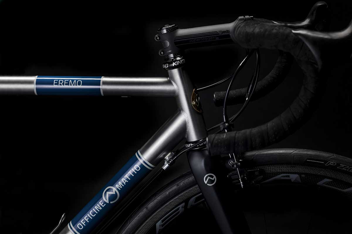 Bicicletta Officine Mattio modello EREMO CLASSIC, telaio in acciaio inossidabile elegante, fotografia dettaglio logo OM