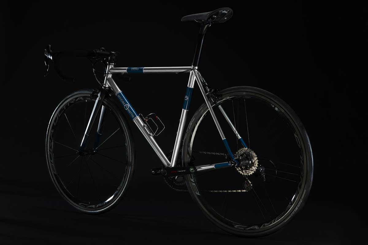 Bicicletta Officine Mattio modello EREMO CLASSIC, telaio in acciaio inossidabile elegante, fotografia dettaglio laterale