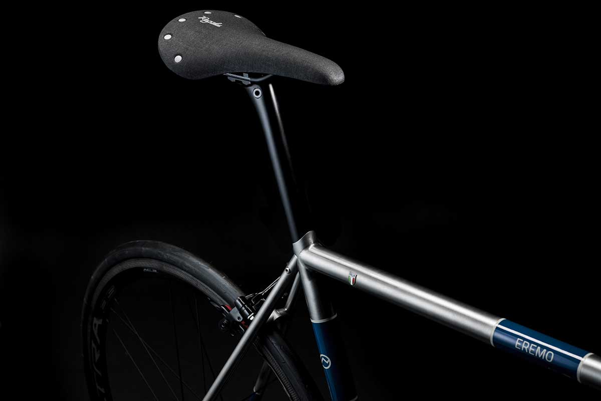 Bicicletta Officine Mattio modello EREMO CLASSIC, telaio in acciaio inossidabile elegante, fotografia dettaglio sella