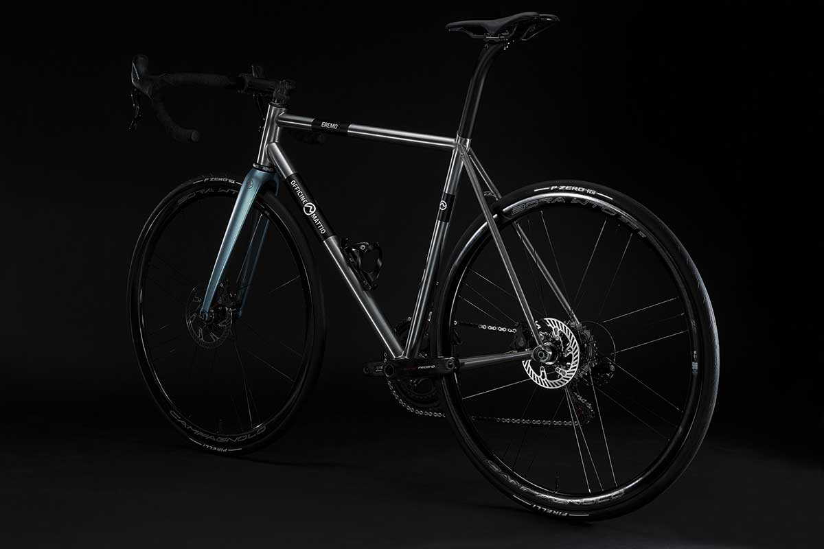 Bicicletta Officine Mattio modello EREMO DISC, telaio in acciaio inossidabile e freni innovativi, fotografia dettaglio laterale