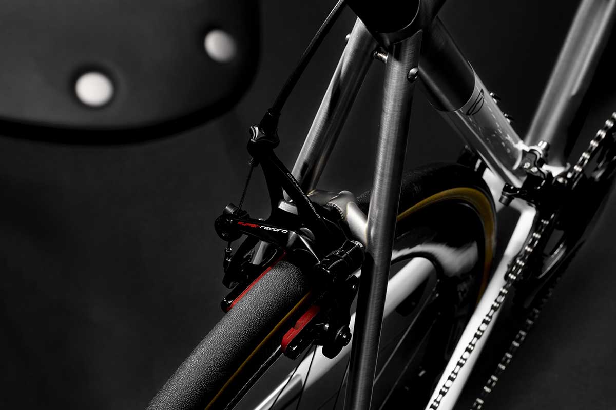 Bicicletta Officine Mattio modello EREMO OVERSIZE, telaio in acciaio inossidabile accattivante, fotografia dettaglio freno e catena