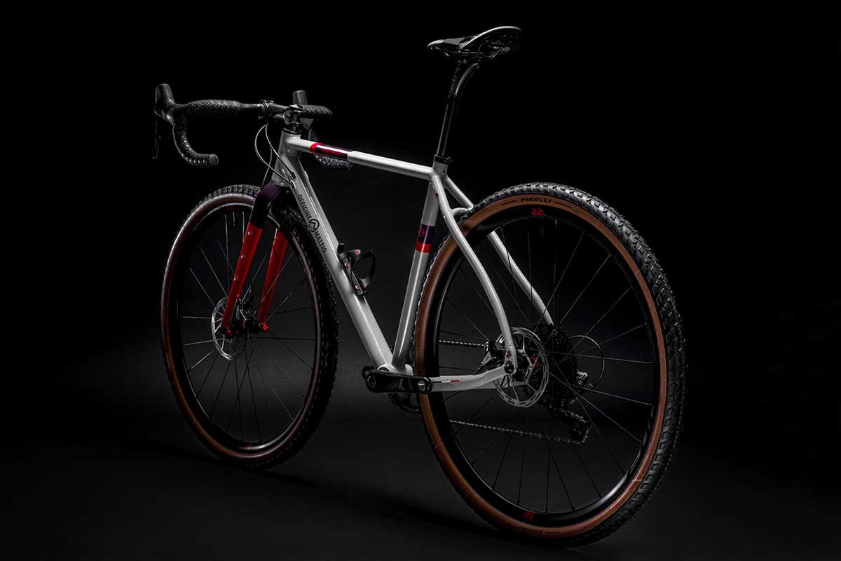 Bicicletta Officine Mattio modello SANTIAGO AL, Gravel in alluminio con geometrie adatte al ciclocross, fotografia dettaglio laterale