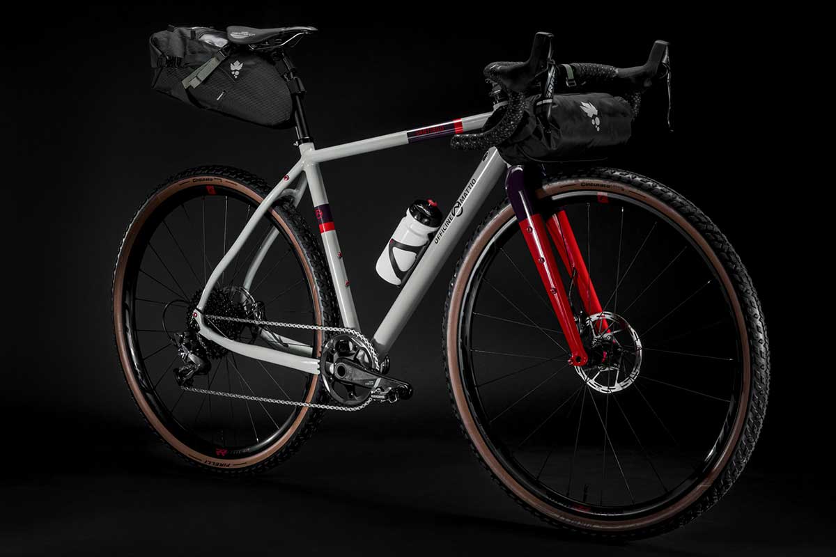 Bicicletta Officine Mattio modello SANTIAGO AL, Gravel in alluminio con geometrie adatte al ciclocross, fotografia dettaglio laterale con portapacchi