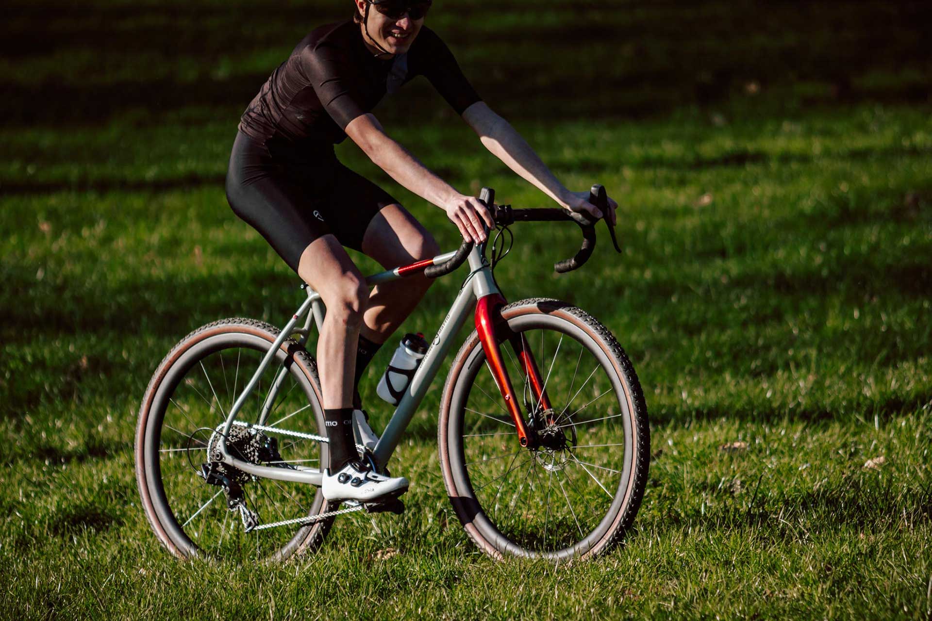 Bicicletta Officine Mattio modello SANTIAGO AL, Gravel in alluminio con geometrie adatte al ciclocross, produzione made in italy ambientata 08