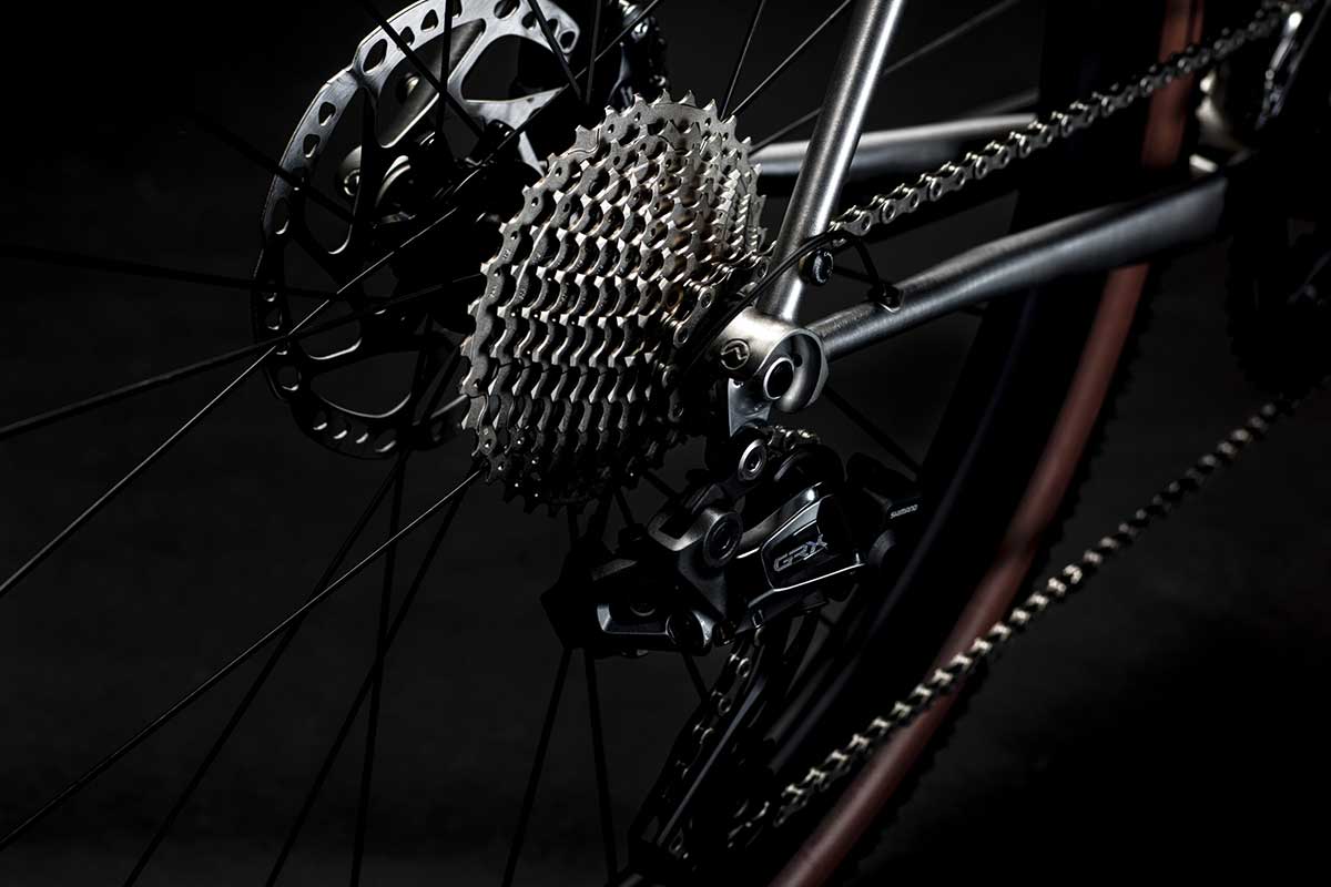 Bicicletta Officine Mattio modello SANTIAGO AX, Gravel in acciaio inossidabile fotografia dettaglio corona"