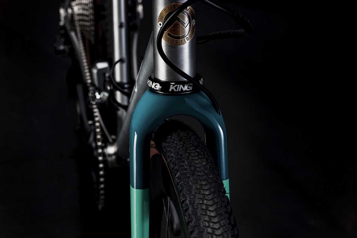 Bicicletta Officine Mattio modello SANTIAGO AX, Gravel in acciaio inossidabile fotografia dettaglio logo frontale"