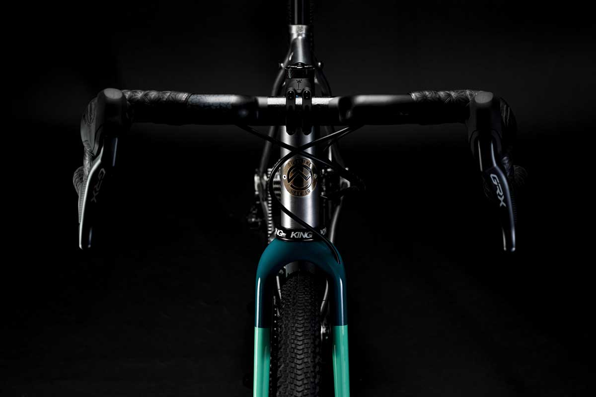 Bicicletta Officine Mattio modello SANTIAGO AX, Gravel in acciaio inossidabile fotografia dettaglio manubrio"