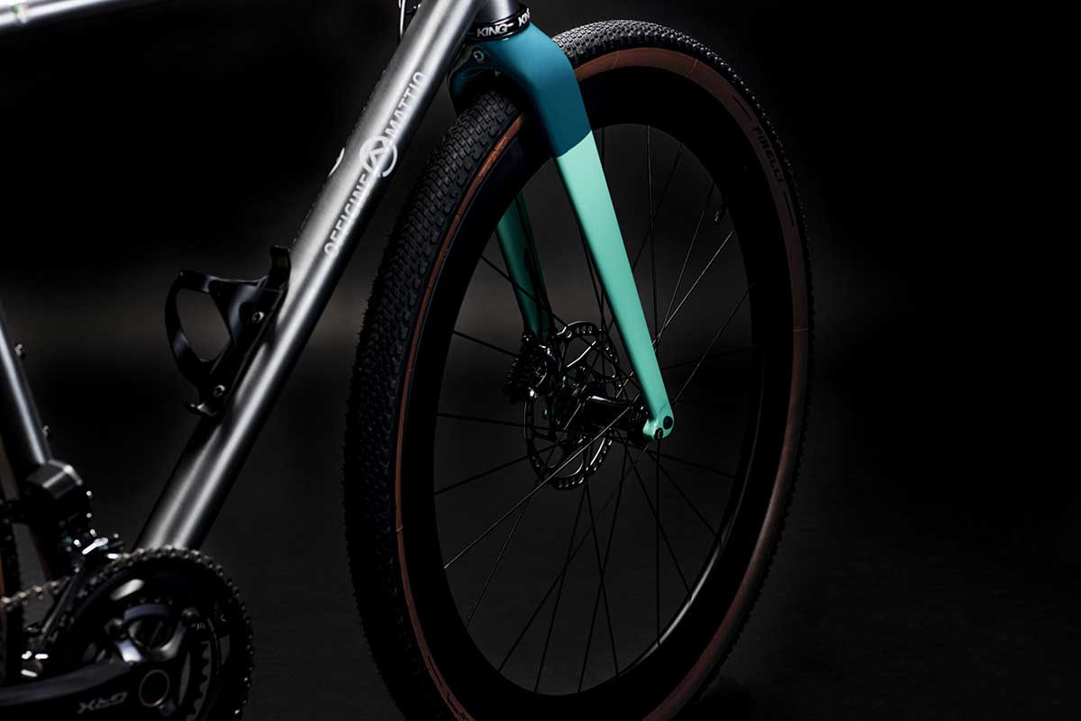 Bicicletta Officine Mattio modello SANTIAGO AX, Gravel in acciaio inossidabile fotografia dettaglio telaio e ruota"