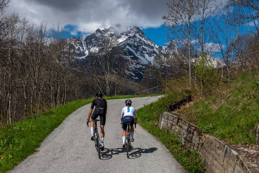 Abbigliamento Officine Mattio, capi tecnici per ciclismo, produzione italiana, due ciclisti in ambientazione montana