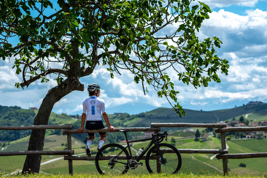 Abbigliamento Officine Mattio, capi tecnici per ciclismo, produzione italiana, foto panoramica Langhe con ciclista